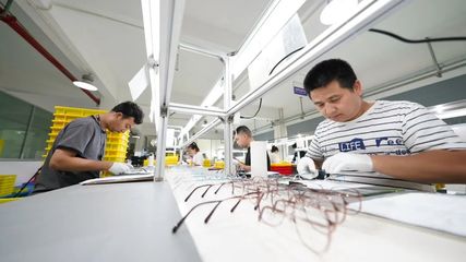 喜訊!余江區眼鏡產業集群獲評國家級中小企業特色產業集群 融合穿戴設備技術開發引領產業升級